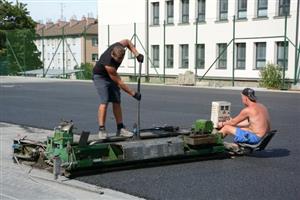 V době realizace úprav sportovního hřiště ZŠ E. Zátopka radnice počítala s financováním z vlastních zdrojů. Nyní se může těšit z poměrně vysoké dotace.
FOTO: D. MACHÁČEK