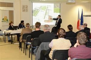 Architekt Kamil Mrva prezentuje zájemcům architektonickou studii možných úprav centra Kopřivnice. Návrhy skupiny zdejších architektů byly rozděleny do čtyř realizačních etap.
FOTO: DAVID MACHÁČEK