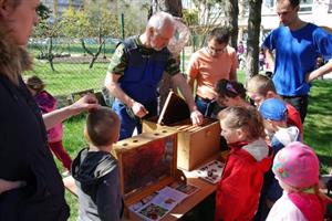 Oldřich Němec spolu s dalšími místními včelaři při různých příležitostech přibližují dětem práci s včelami a trpělivě odpovídají na jejich zvídavé dotazy.
FOTO: DANA HOĎÁKOVÁ