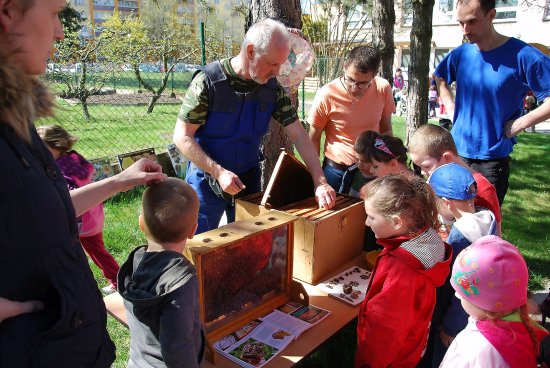 Oldřich Němec spolu s dalšími místními včelaři při různých příležitostech přibližují dětem práci s včelami a trpělivě odpovídají na jejich zvídavé dotazy.
FOTO: DANA HOĎÁKOVÁ