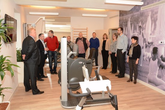Část kopřivnických zastupitelů v závěru minulého týdne hledala inspiraci pro domov seniorů v Chrudimi. Tamní nově otevřené zařízení je vybaveno například i speciálním fitness centrem.
FOTO: DAVID MACHÁČEK