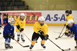 Na kopřivnickém ledě trénují děti hokej již od tří let. Trenéři a jejich asistenti s nimi pilují hlavně bruslení, ale učí je také pracovat s hokejkou a pukem.
FOTO: IVO DUDA