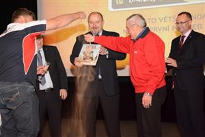 Ota Měřínský a Martin Kolomý pokřtili pískem od senegalského Růžového jezera výpravnou knihu mapující třicet let účasti tatrovek na nejtěžší rallye světa.
FOTO: DAVID MACHÁČEK