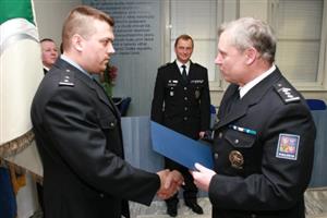 Lukáš Srubek přebírá ocenění a blahopřání od vedoucího Územního odboru Nový Jičín Miloslava Steinera.
FOTO: PČR