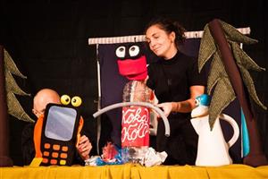 Herci poloprofesionálního Divadla plyšového medvídka přivezou kopřivnickým dětem ekologicky laděnou pohádku Ostrov odpadků.
FOTO: MARKÉTA ROSENDORFOVÁ