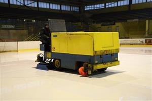 Místní hokejový klub se pokusí získat od ministerstva školství dotaci na pořízení moderní rolby pro úpravu ledu na zimním stadioně.
FOTO: DAVID MACHÁČEK