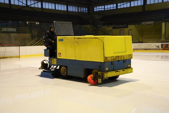 Místní hokejový klub se pokusí získat od ministerstva školství dotaci na pořízení moderní rolby pro úpravu ledu na zimním stadioně.
FOTO: DAVID MACHÁČEK