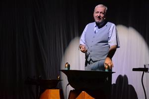 Tomáš Pfeiffer vystoupil v minulém týdnu v kopřivnickém kinosále. Na koncertě nazvaném Společná věc rozezněl netradiční vodnářské zvony.
FOTO: DAVID MACHÁČEK