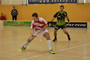 Lukáš Soukal se střelou tahem snaží překonat brankáře Petrovic ve druhém čtvrtfinálovém utkání play-off Národní ligy skupiny Východ.
FOTO: KRISTINA ČABLOVÁ