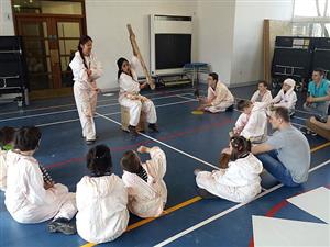 Žáci kopřivnické speciální školy Motýlek se v rámci pobytu v londýnské Phoenix School zúčastnili například hodin muzikoterapie.
FOTO: MAREK PORUBA
