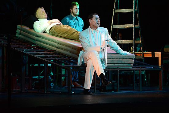 Petr Janišta v roli Miloše Havla v úvodu představení Velvet Havel přemlouvá svého kolegu Miloslava Königa, představitele Václava Havla, aby vstal z mrtvých.
FOTO: DAVID MACHÁČEK
