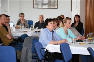 Zástupci všech pracovních skupin, vytvořených v rámci Komunitního plánování, hodnotili minulý týden na radnici plnění II. Střednědobého plánu sociálních služeb.
FOTO: DANA HOĎÁKOVÁ