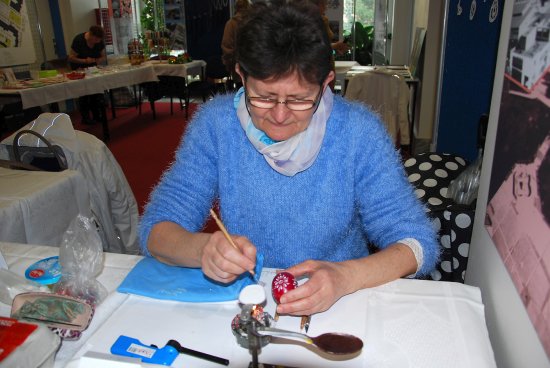 Na výstavě seniorů ve vestibulu radnice malovala kraslice paní Jarmila Heimerlová a při tom zájemcům odpovídala na dotazy.
FOTO: DANA HOĎÁKOVÁ