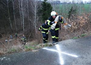 V rámci soutěže Drnholeckého železného hasiče museli závodníci po provedení všech disciplín vyběhnout schody na hráz s hadicí. Většinu závodníků po trati povzbuzovali jejich kolegové. 
FOTO: D. HOĎÁKOVÁ