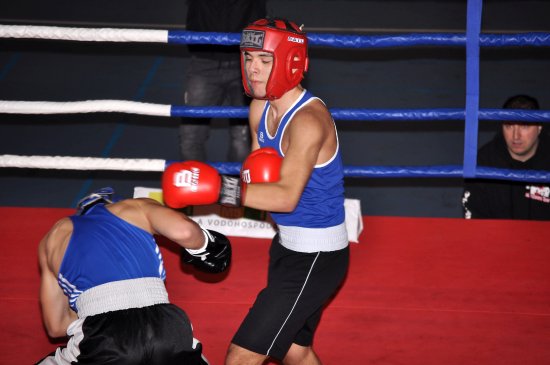 Alex Kroka (vpravo) z K.A.T. Boxing Kopřivnice prohrál se svým soupeřem v Krajském kole Severomoravské oblasti na body.
FOTO: KRISTINA ČABLOVÁ
