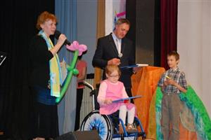 Na dobročinném koncertě převzala Zdislávka Přádková obrázek patronky školy od svého kamaráda a spolužáka Barta.
FOTO: DANA HOĎÁKOVÁ