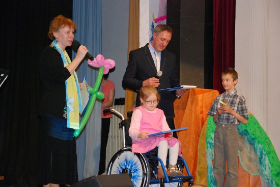 Na dobročinném koncertě převzala Zdislávka Přádková obrázek patronky školy od svého kamaráda a spolužáka Barta.
FOTO: DANA HOĎÁKOVÁ