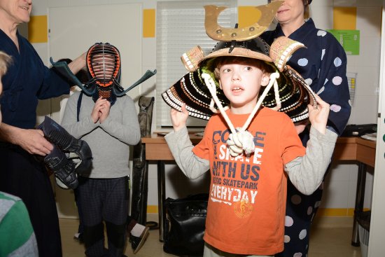 Možnost vyzkoušet si části zbroje japonských samurajů byla pro předškoláky v Motýlku velkým zážitkem.
FOTO: DAVID MACHÁČEK