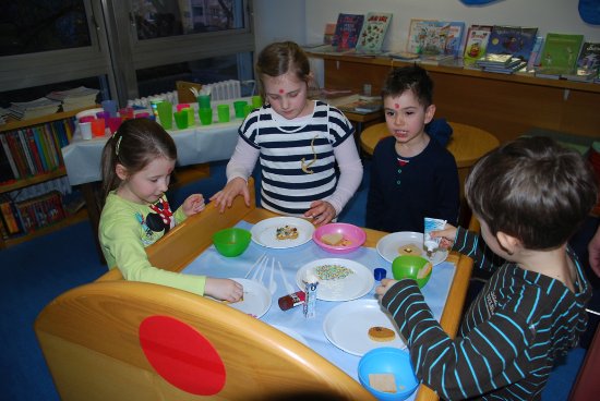 Děti z Mateřské školy Jeřabinka v pátek 1. dubna v rámci Noci s Andersenem zdobily perníčky, které získaly od ježibaby.
FOTO: DANA HOĎÁKOVÁ