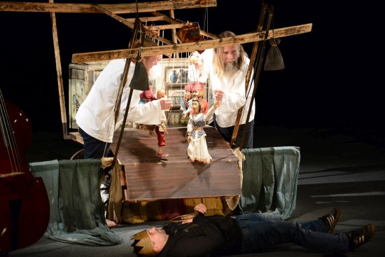 Víťa a Jaroslav Marčíkovi odehráli místo avizované pohádky O Zlatovlásce neméně známý příběh Sněhurky a sedmi trpaslíků.
FOTO: DAVID MACHÁČEK