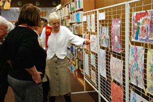 Až do konce měsíce je možné v čítárně městské knihovny zhlédnout výstavu absolventek kurzu Setkání s výtvarnými technikami, který probíhal v rámci Akademie třetího věku. 
FOTO: DANA HOĎÁKOVÁ