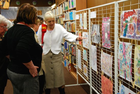 Až do konce měsíce je možné v čítárně městské knihovny zhlédnout výstavu absolventek kurzu Setkání s výtvarnými technikami, který probíhal v rámci Akademie třetího věku. 
FOTO: DANA HOĎÁKOVÁ