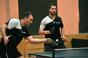 Radovan Polášek (vlevo) a Michal Masnica spolu suverénně vyhráli čtyřhru v prvním utkání play-off třetí ligy mužů.
FOTO: KRISTINA ČABLOVÁ
