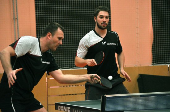 Radovan Polášek (vlevo) a Michal Masnica spolu suverénně vyhráli čtyřhru v prvním utkání play-off třetí ligy mužů.
FOTO: KRISTINA ČABLOVÁ