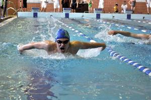 Radovan Lakomý (SK Kopřivnice) plave disciplínu 50 motýl, ve které dosáhl na Velké ceně Kopřivnice na stříbrnou medaili.
FOTO: KRISTINA ČABLOVÁ
