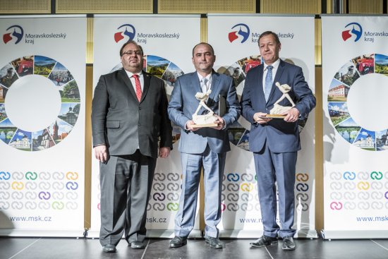 Hejtman Moravskoslezského kraje Miroslav Novák společně se starosty Kopřivnice a obce Otice. Právě tyto radnice získaly cenu za Společenskou odpovědnost v kategorii obcí.
FOTO: MSK