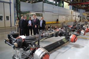 Ministr obrany Martin Stropnický si v doprovodu generálního ředitele automobilky Martina Bednarze prohlédl montážní linky společnosti Tatra Trucks.
FOTO: TATRA TRUCKS