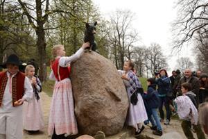 Členové dětského folklorního souboru Lašánek hladí bronzovou sochu Bystroušky v hukvaldské oboře těsně po jejím slavnostní znovuodhalení.
FOTO: DAVID MACHÁČEK