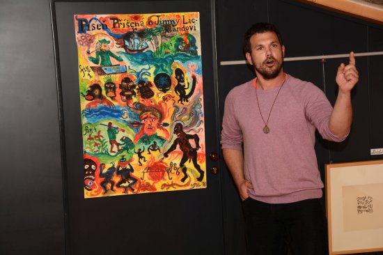 Výtvarník Marek Vavřinec výstavu svých grafik uvedl netradičně, zpěvem trampské písně.            
FOTO: DAVID MACHÁČEK