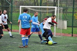 Letošní ročník Oblastního přeboru v malém fotbale odstartovalo na hřišti ZŠ M. Horákové utkání mezi celky Bum Šankar a SAFARI Kopřivnice.
FOTO: KRISTINA ČABLOVÁ