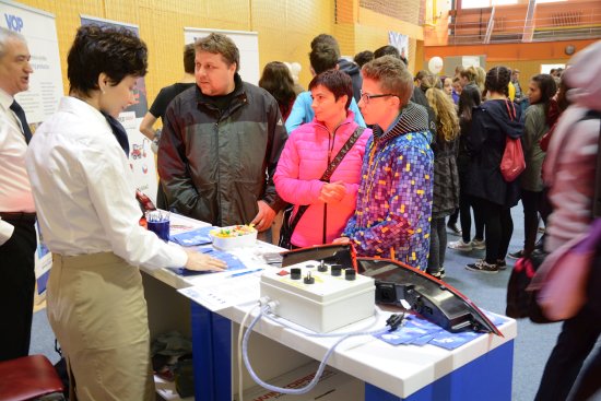 Přehlídka Řemeslo má zlaté dno prezentovala nabídku technických oborů i uplatnění ve firmách zhruba tisícovce školáků z celého novojičínského okresu. 
FOTO: DAVID MACHÁČEK