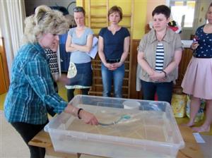 Učitelky z Mateřských škol Kopřivnice předvádějí svým kolegyním, jak správně postupovat, aby pokus proběhl správně. 
FOTO: IVANA REČKOVÁ