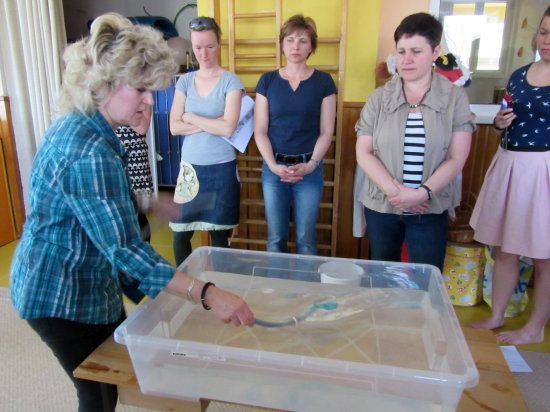 Učitelky z Mateřských škol Kopřivnice předvádějí svým kolegyním, jak správně postupovat, aby pokus proběhl správně. 
FOTO: IVANA REČKOVÁ