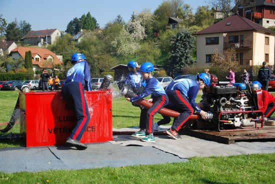 Družstvo starších žáků z Výškovic se ve Florián Cupu, který proběhl minulý týden v sobotu v Lubině, umístilo na 12. místě.
FOTO: DANA HOĎÁKOVÁ