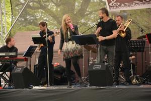 Součástí programu prvomájového Balábilé bylo i vystoupení kapely Alfa Orchestra, která letos oslaví pět let existence. Více o skupině přineseme v příštím čísle KN.
FOTO: D. MACHÁČEK