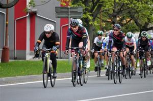 Česká závodnice Jarmila Machačová (úplně vlevo) se ještě v Kopřivnici držela v čele, na štramberské náměstí však dojela v balíku jezdkyň.
FOTO: KRISTINA ČABLOVÁ