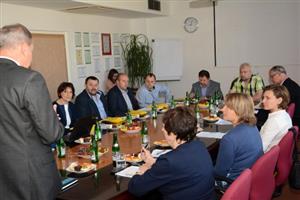 Starostové měst a obcí ze zdejšího regionu se sešli ke společnému jednání na kopřivnické radnici. Jedním z témat bylo například zajištění poštovních služeb pro občany.
FOTO: D. MACHÁČEK