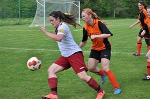 Boj o míč mezi kapitánkou TJ Kotouč Štramberk (vlevo) a hráčkou TJ Spartak Lubina v  derby Moravskoslezské divize žen skupiny A.
FOTO: KRISTINA ČABLOVÁ