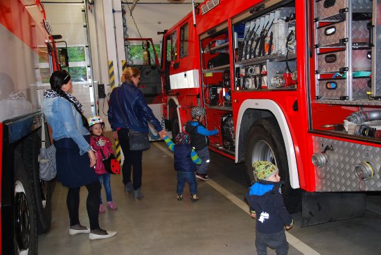 Dne otevřených dveří v požární zbrojnici v Kopřivnici využily i maminky, které přicházely s dětmi. Ty byly velmi zvídavé a vše si prohlížely.
FOTO: DANA HOĎÁKOVÁ