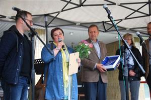 Po převzetí ocenění Osobnost roku 2015 v sociální oblasti z rukou starosty Miroslava Kopečného pronesla Ivana Rečková krátkou řeč.
FOTO: DANA HOĎÁKOVÁ