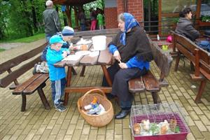 Každý, kdo v rámci sobotního pochodu všech generací přišel do skautského centra Vanaivan, plnil úkoly. Například u babičky Růženky se zdobily perníčky.
FOTO: DANA HOĎÁKOVÁ