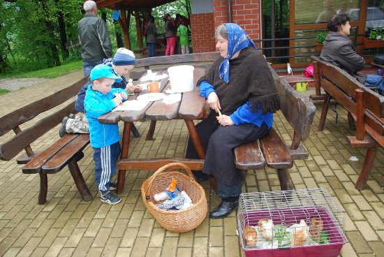 Každý, kdo v rámci sobotního pochodu všech generací přišel do skautského centra Vanaivan, plnil úkoly. Například u babičky Růženky se zdobily perníčky.
FOTO: DANA HOĎÁKOVÁ