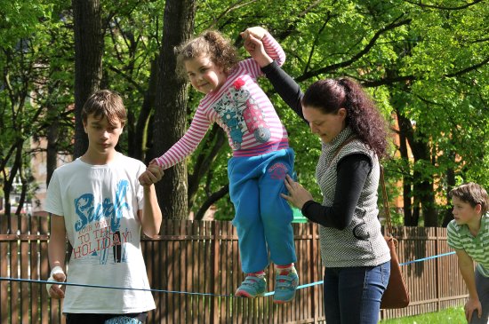 Součástí sportovně-zábavného odpoledne připraveného v rámci Týdne pro rodinu byla i opičí dráha. Příchozí se ale v areálu ZŠ Alšova bavili také u dalších disciplín.
FOTO: KRISTINA ČABLOVÁ