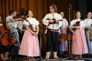 Narozeninový koncert odehrála cimbálová muzika Pramínky v deseti lidech. Při ukázkách z nového CD ji ještě posílili herci divadla Pod věží.
FOTO: DAVID MACHÁČEK