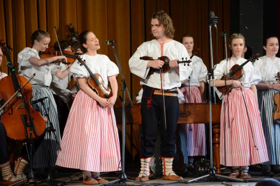 Narozeninový koncert odehrála cimbálová muzika Pramínky v deseti lidech. Při ukázkách z nového CD ji ještě posílili herci divadla Pod věží.
FOTO: DAVID MACHÁČEK