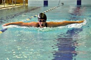 Karolína Jalůvková (SK Kopřivnice) plave na meziokresním přeboru v Kopřivnici náročnou disciplínu 200 m motýlek.
FOTO: KRISTINA ČABLOVÁ